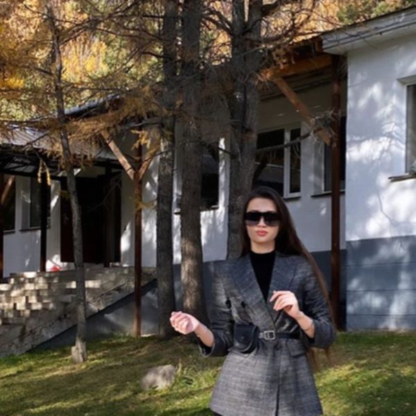 Сабина Алтынбекова показала стильное фото на природе