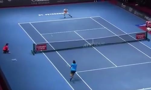 Видеообзор матча на турнире в Санкт-Петербурге Бублик — Раонич 3:6, 2:6