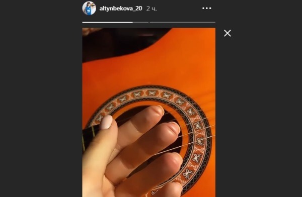 Спела под гитару. Сабина Алтынбекова продемонстрировала свои вокальные данные