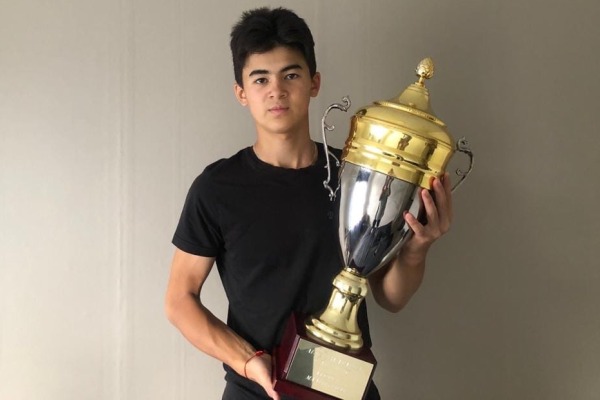 «Мечтаю о многом, но это очень трудный путь». 15-летний бомбардир из Казахстана покоряет хоккейную Финляндию и берет призы за результативность