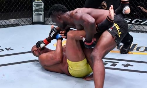 Главный бой турнира UFC закончился жестким избиением легендарного экс-чемпиона. Видео нокаута