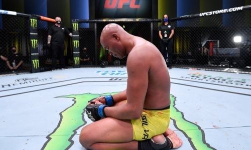 Макгрегор призвал 45-летнего легендарного бойца UFC не завершать карьеру после поражения нокаутом