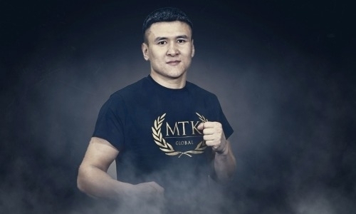 Казахстанский боксер отправился на бой с непобедимым британцем за титул WBC. Фото