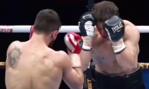 Видео боя казахстанского боксера c 13 победами против экс-чемпиона WBO с нокаутом перед финальным гонгом