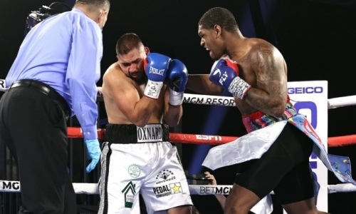 Побитый Василием Левитом американский супертяж оформил седьмой нокаут подряд. Видео