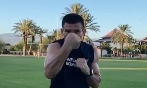 «Ждём следующих поединков». Непобежденный казахстанский боксер показал бой с тенью среди пальм. Видео