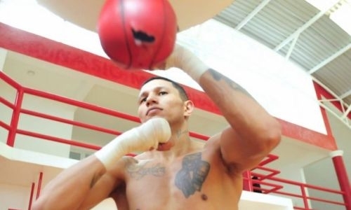 Чемпион мира заразился коронавирусом перед титульным боем