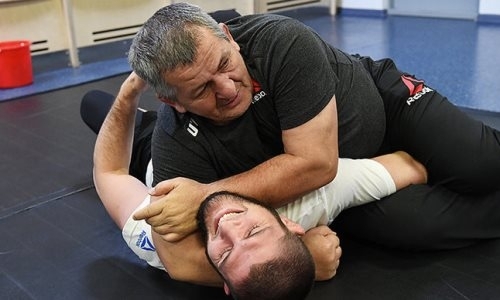 «Это было лучшее время». Хабиб Нурмагомедов показал видео, как боролся с отцом