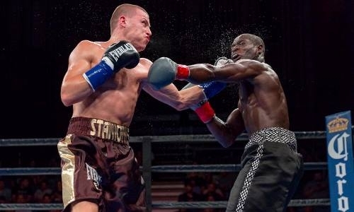 Главный бой вечера бокса в Лос-Анджелесе закончился избиением и жестким нокаутом. Видео