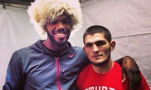 «Он крушил людей». Комментатор UFC сравнил Джонса с Хабибом и назвал величайшего бойца в истории