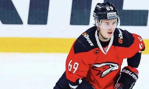 Нападающий «Авангарда» сможет сыграть против «Барыса» в КХЛ после тяжелейшего столкновения. Видео