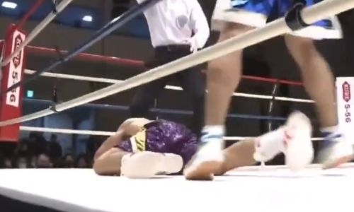 Бой за титул чемпиона мира WBO завершился нокаутом после апперкота. Видео