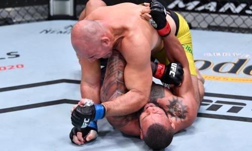 Ветеран выжил после двух нокдаунов и «удосрочил» лидера рейтинга в главном бою турнира UFC. Видео
