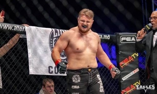 Боец UFC разбросал тренеров по октагону после досрочной победы. Видео