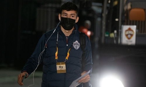 Зайнутдинов получил удар коленом в голову и потерял сознание. Его унесли с поля на носилках