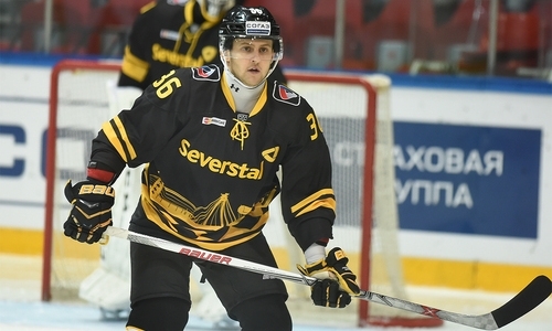«Зубов не хватит». «Северсталь» объяснила срочный уход защитника с площадки в матче КХЛ против «Барыса»