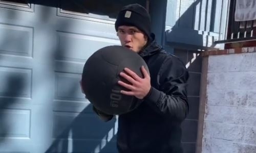 Чемпион WBC из Казахстана выполняет необычные упражнения перед возвращением на ринг. Видео