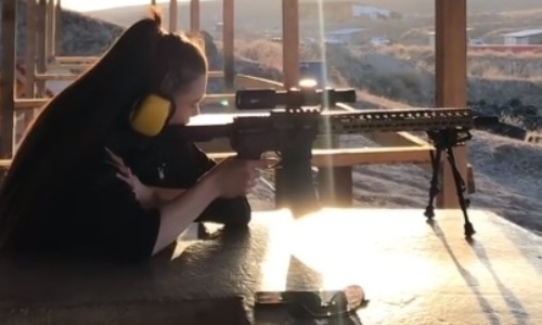 Сабина Алтынбекова постреляла из снайперской винтовки. Видео