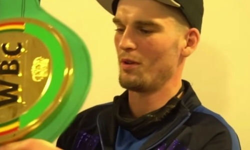 Британский боксер украл пояс перед боем с Кулахметом и выпендривался. Видео