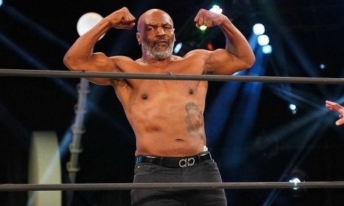 «Я прекрасен, детка!». Майк Тайсон во время интервью снял футболку и сравнил себя с Халком Хоганом. Фото