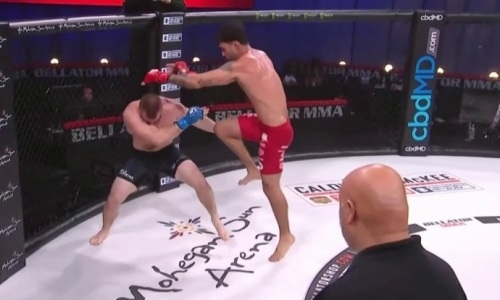 Боец Bellator «летящим коленом» нокаутировал «Гориллу-ниндзя». Видео