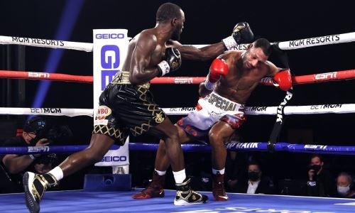 Кроуфорд проигрывал экс-сопернику Головкина на судейских картах до победы нокаутом
