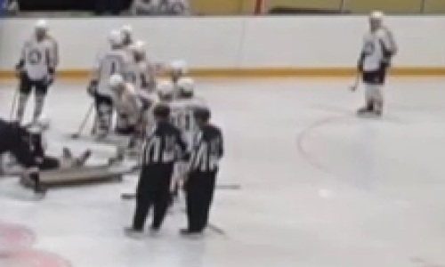 Хоккеист потерял сознание на льду во время матча чемпионата Казахстана. Видео