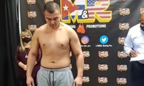 Непобежденный казахстанский тяжеловес прошел взвешивание перед боем в США