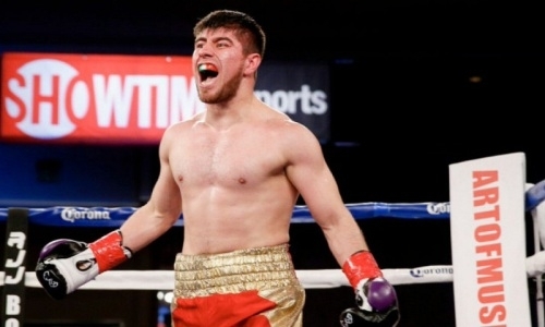 Казахстанский нокаутер продемонстрировал силу удара и скорость комбинаций. Видео