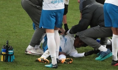Бразильский футболист потерял сознание после столкновения с Зайнутдиновым. Видео