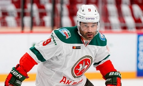 Злой хоккеист сборной Казахстана сломал клюшку о перекладину в матче КХЛ и объяснил свой поступок. Видео