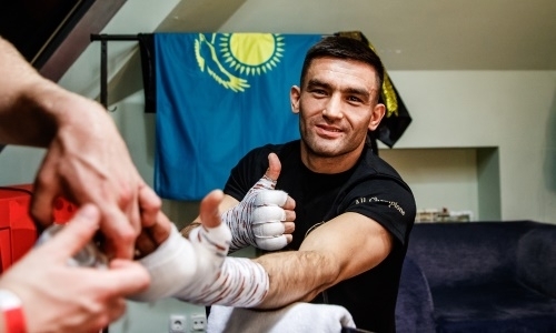 Непобежденный казахстанский боксер тренируется с чемпионом мира и нокаутером-супертяжем из Узбекистана