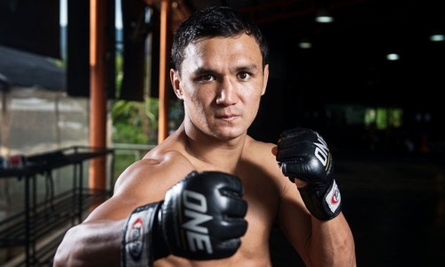 «Завершить наши дела». Казахстанский файтер рассказал о принципиальности поединка с филиппинским «Королем»