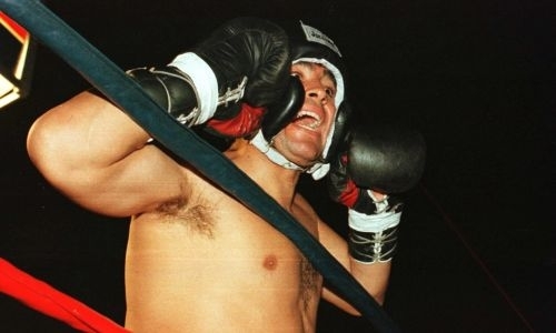 Диего Марадона в 1996 году дебютировал в боксе — досталось даже рефери. Видео
