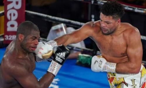 Тренировавшийся с Головкиным супертяж сенсационным нокаутом выиграл бой за пять титулов. Видео