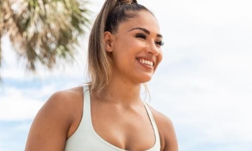 Горячая красотка из Bellator ответила критикам и отмолотила мешок. Видео