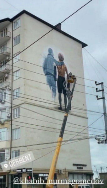 В Дагестане нарисовали огромное граффити в честь Хабиба и его отца. Фото