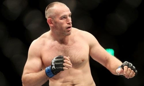 43-летний Олейник подписал улучшенный контракт с UFC и назвал следующего соперника. Видео