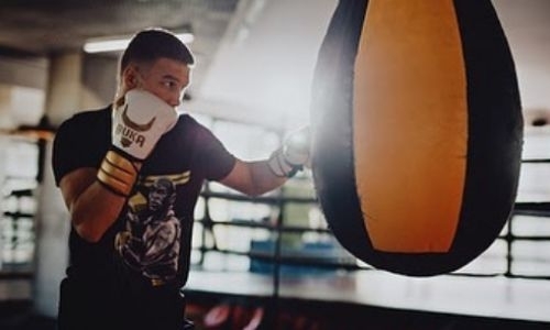 «Успех не заставит себя ждать». Казахстанский боксер продолжает тренировки после первого поражения в карьере