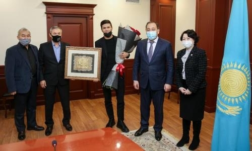 Заместитель Премьер-Министра РК лично поздравил Данияра Елеусинова с победой в титульном бою