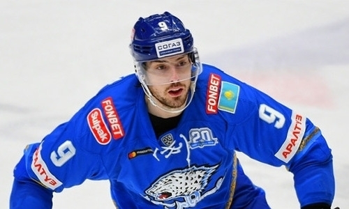 Джесси Блэкер уже ходит на матчи после драки с одноклубником на тренировке «Барыса». Видео