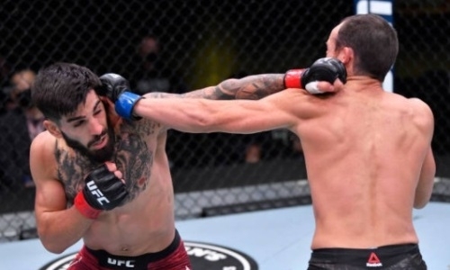 Непобежденный боец UFC «пушками» по двум этажам нокаутировал американца. Видео