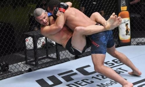 «Выглядит мерзко». Дебютант UFC редким нокаутом за 22 секунды сокрушил соперника и утешил его жену. Видео