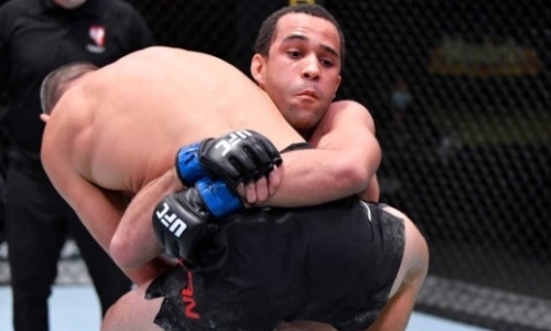 Дебютант UFC победил ярким нокаутом за 22 секунды и сел на шпагат. Видео