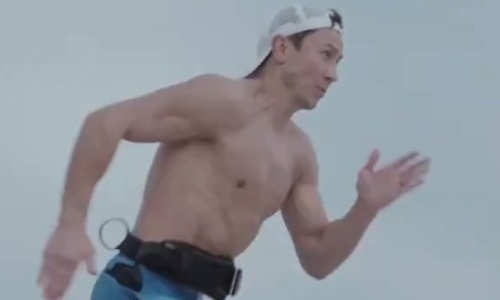 Головкин тренируется на пляже перед боем с Шереметой. Видео