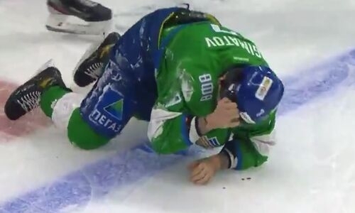 Форвард соперника «Барыса» по КХЛ заблокировал шайбу лицом и получил неприятную травму. Видео
