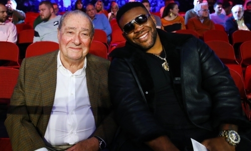 «Насколько тупым нужно быть?» Президент Top Rank разнес своего непобежденного боксера