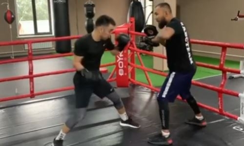Чемпион WBA из Казахстана продемонстрировал скорость комбинаций в ринге. Видео