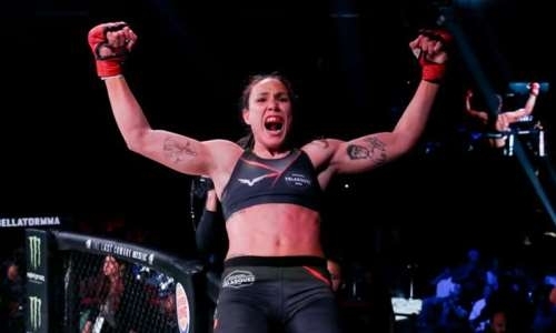 Бразильская девушка-боец упала на колени и расплакалась после победы в бою за титул чемпионки Bellator. Видео