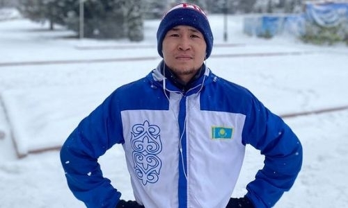 Не знающий поражений казахстанский боксер показал видео силовых тренировок